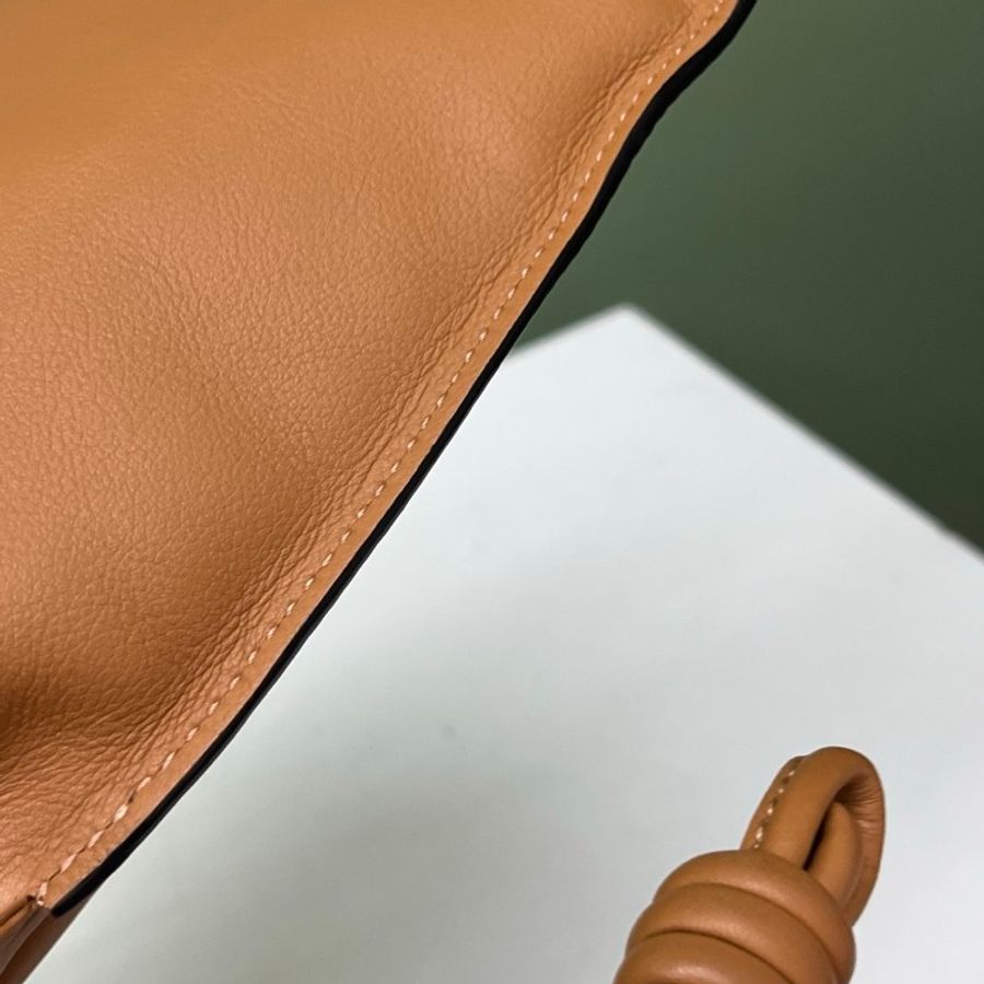 Loewe焦糖色手機包-5
