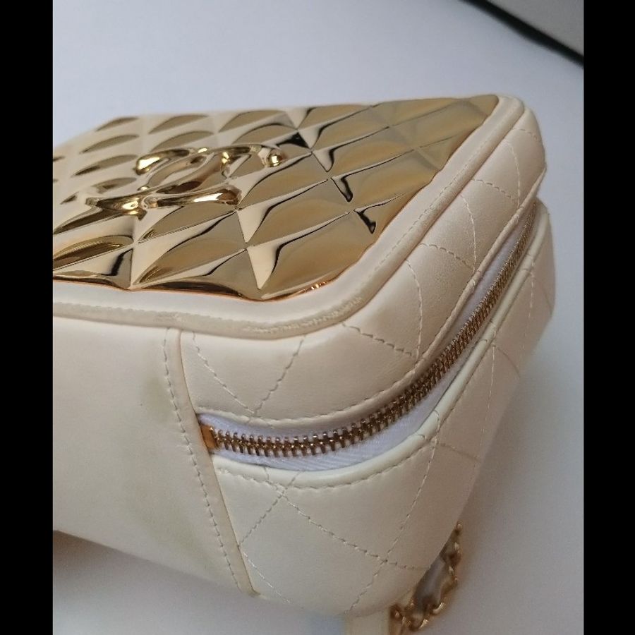 Chanel 金鍊白皮革+金色鏡面小方兩用化妝包-17