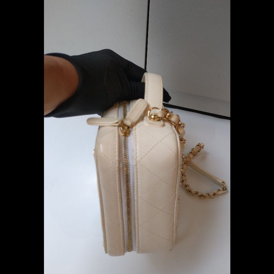 Chanel 金鍊白皮革+金色鏡面小方兩用化妝包-23