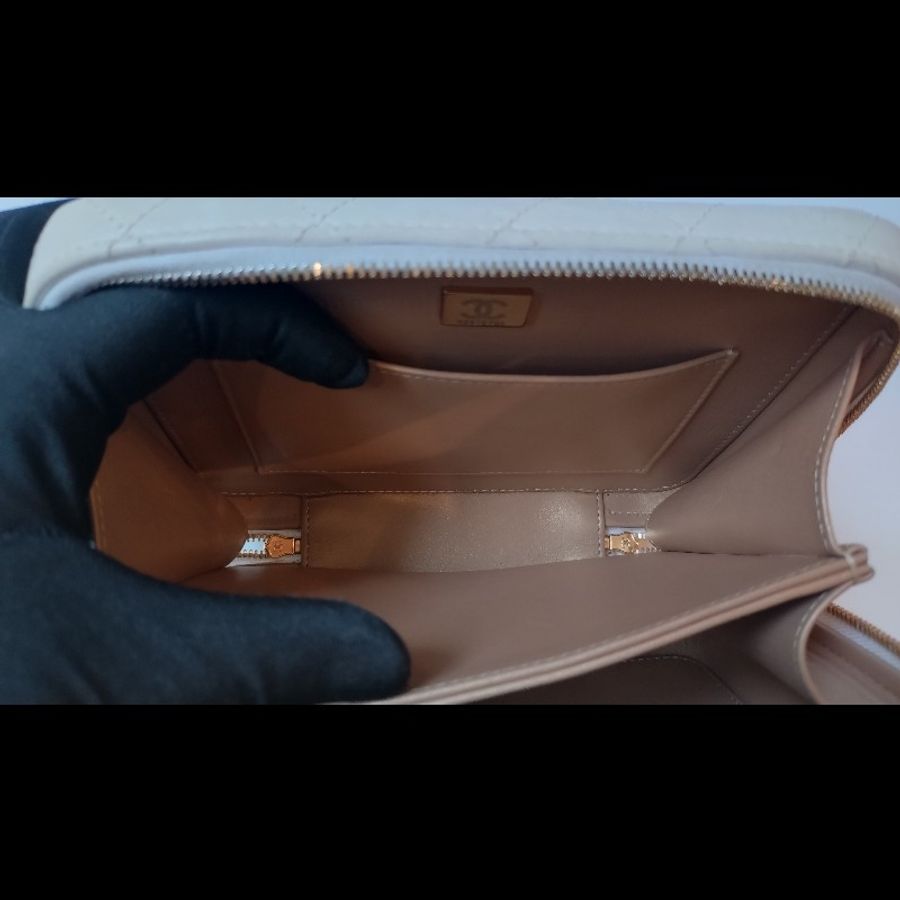 Chanel 金鍊白皮革+金色鏡面小方兩用化妝包-26