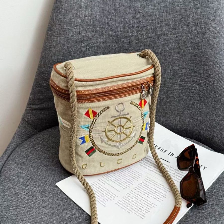 Gucci 刺繡布面 卡其色 海錨船舵logo斜背包 19*20cm 98新配件塵袋-3