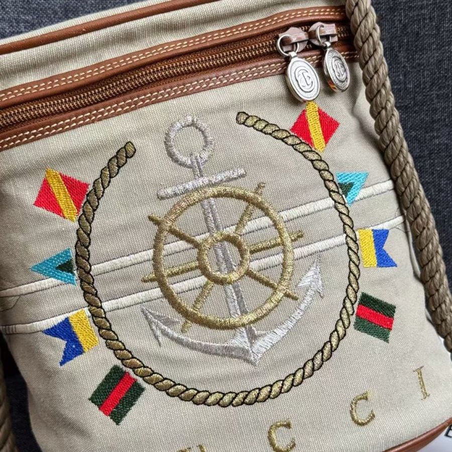 Gucci 刺繡布面 卡其色 海錨船舵logo斜背包 19*20cm 98新配件塵袋-4