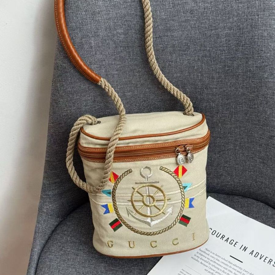 Gucci 刺繡布面 卡其色 海錨船舵logo斜背包 19*20cm 98新配件塵袋-6