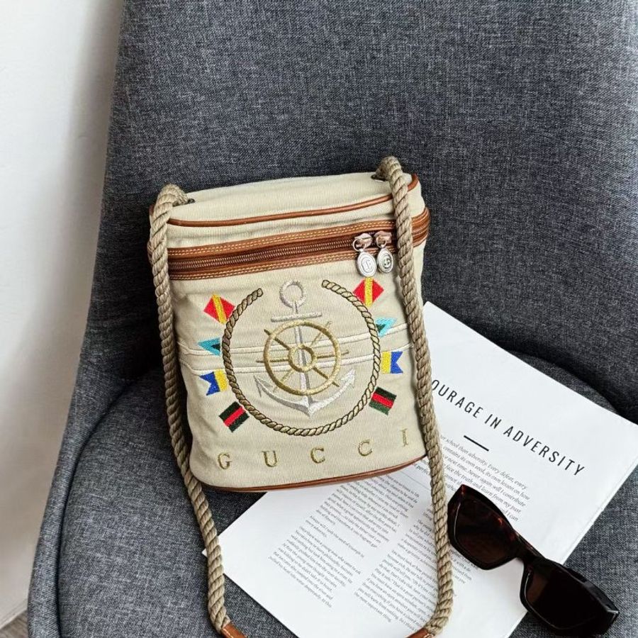 Gucci 刺繡布面 卡其色 海錨船舵logo斜背包 19*20cm 98新配件塵袋-7