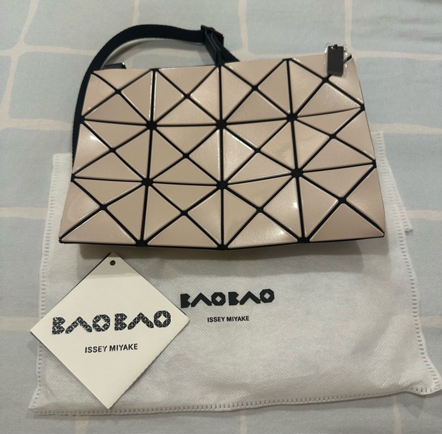 BAO BAO ISSEY MIYAKE 幾何斜背包 奶茶裸粉色-1