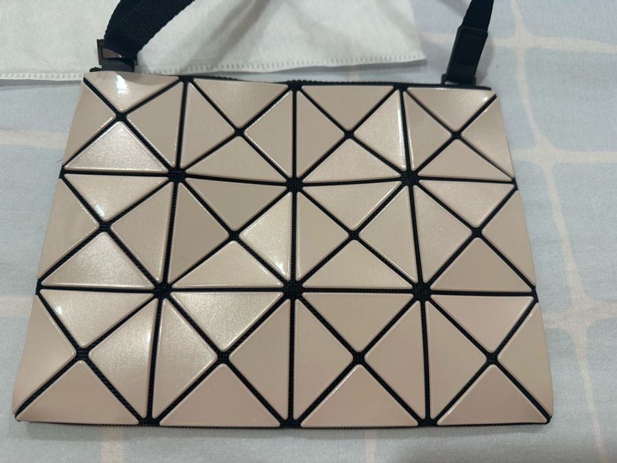 BAO BAO ISSEY MIYAKE 幾何斜背包 奶茶裸粉色-4