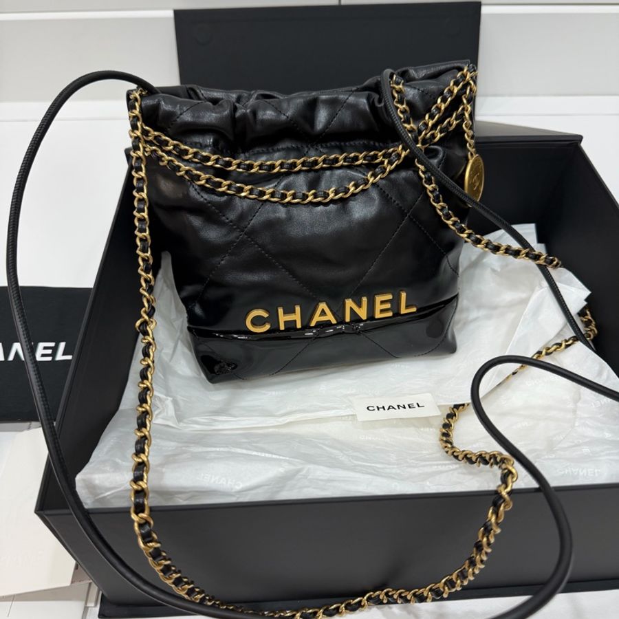 CHANEL 香奈兒 22bag mini 迷你 亮面小牛皮與金色金屬 黑金 斜背包 肩背包 手提包 後背包 垃圾袋-1