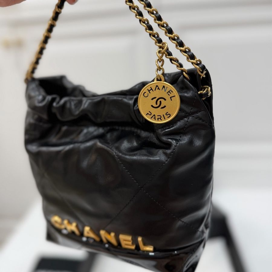 CHANEL 香奈兒 22bag mini 迷你 亮面小牛皮與金色金屬 黑金 斜背包 肩背包 手提包 後背包 垃圾袋-11