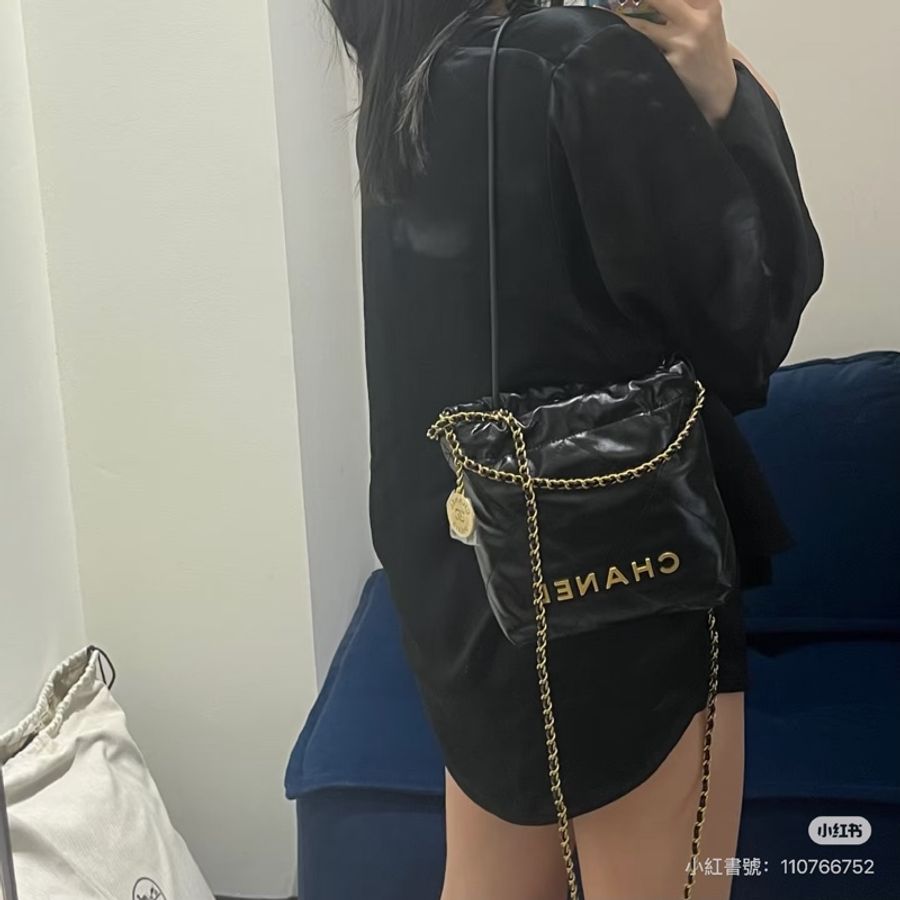 CHANEL 香奈兒 22bag mini 迷你 亮面小牛皮與金色金屬 黑金 斜背包 肩背包 手提包 後背包 垃圾袋-18