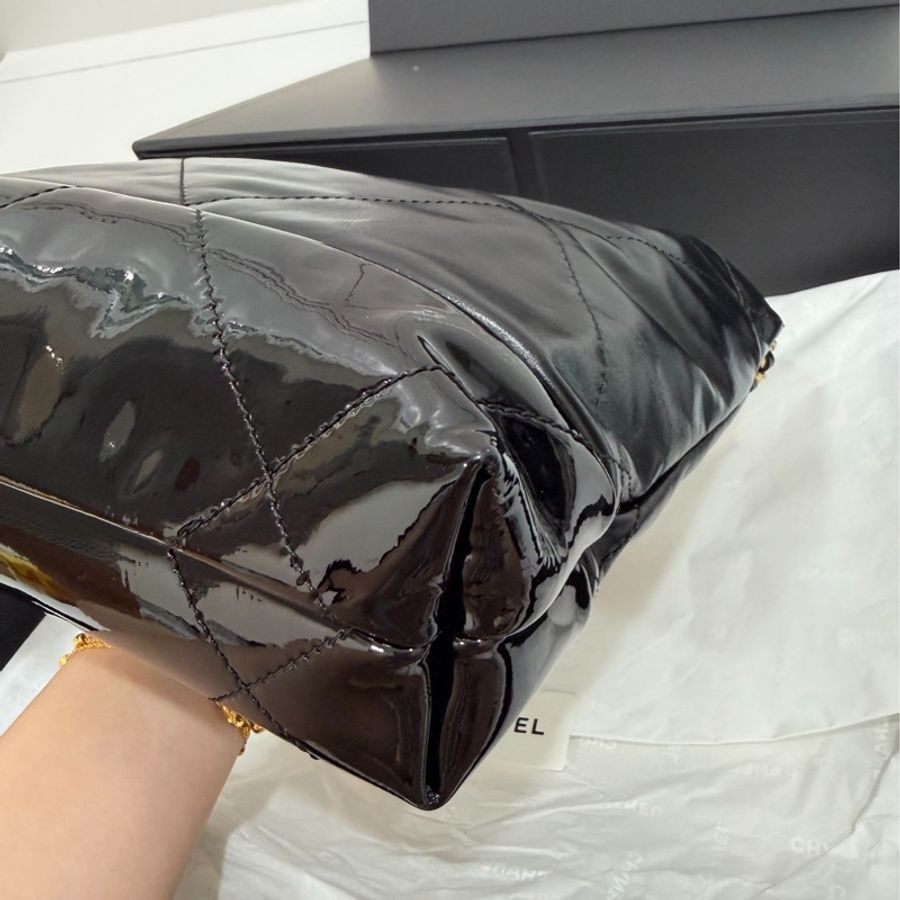CHANEL 香奈兒 22bag mini 迷你 亮面小牛皮與金色金屬 黑金 斜背包 肩背包 手提包 後背包 垃圾袋-21