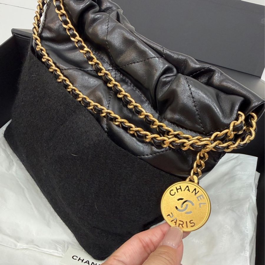 CHANEL 香奈兒 22bag mini 迷你 亮面小牛皮與金色金屬 黑金 斜背包 肩背包 手提包 後背包 垃圾袋-23
