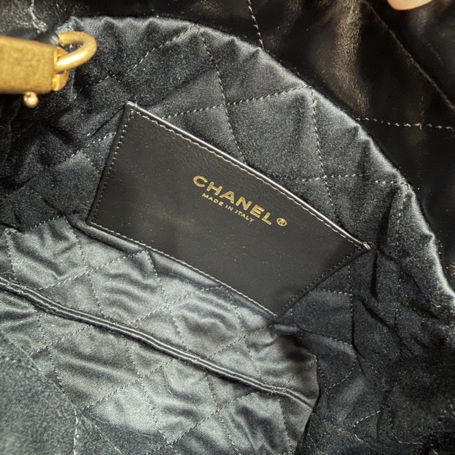 CHANEL 香奈兒 22bag mini 迷你 亮面小牛皮與金色金屬 黑金 斜背包 肩背包 手提包 後背包 垃圾袋-31