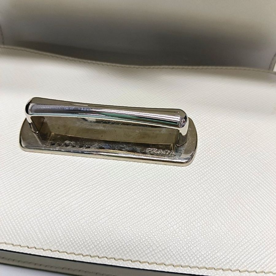 PRADA Sidonie白色牛皮十字紋肩背包-8