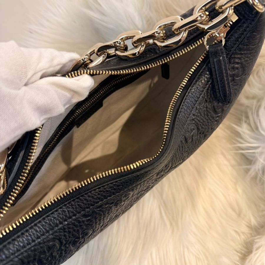 GUCCI GG Emblem 黑壓紋彎月包 中號-4