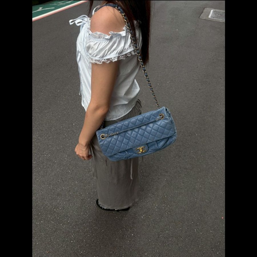 Chanel 金鍊藍色幻彩皮革肩側口蓋包-4