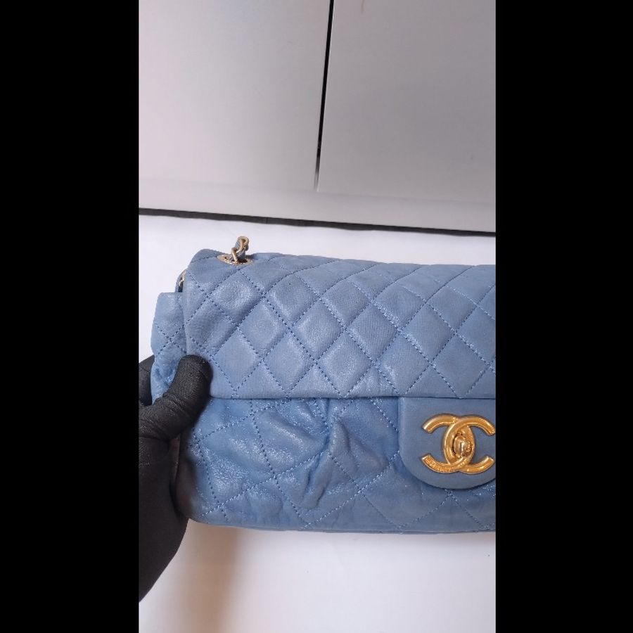 Chanel 金鍊藍色幻彩皮革肩側口蓋包-6