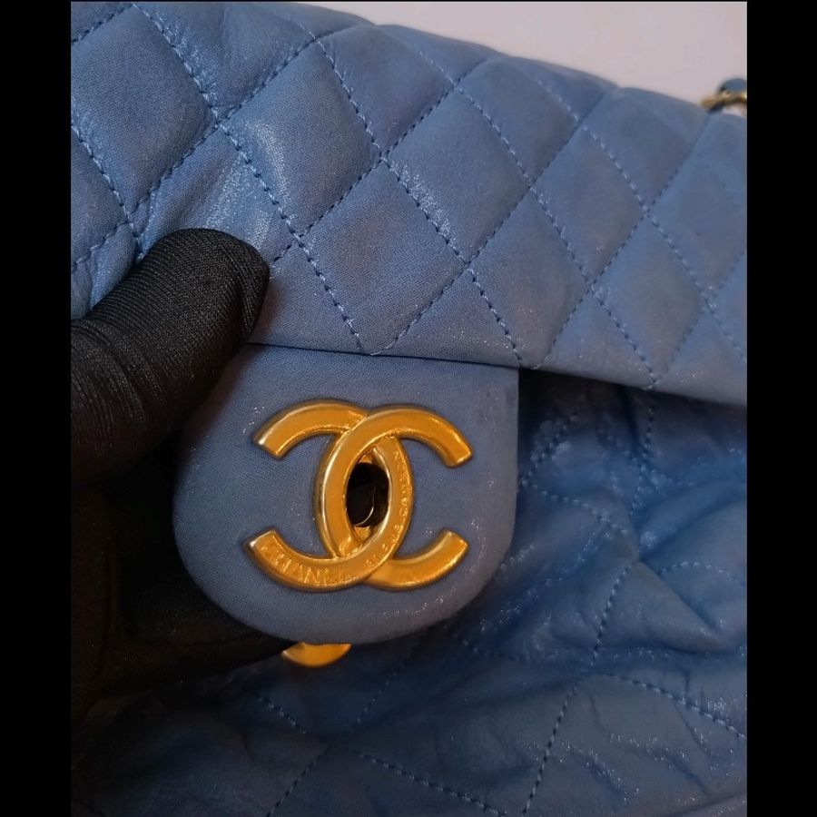 Chanel 金鍊藍色幻彩皮革肩側口蓋包-13