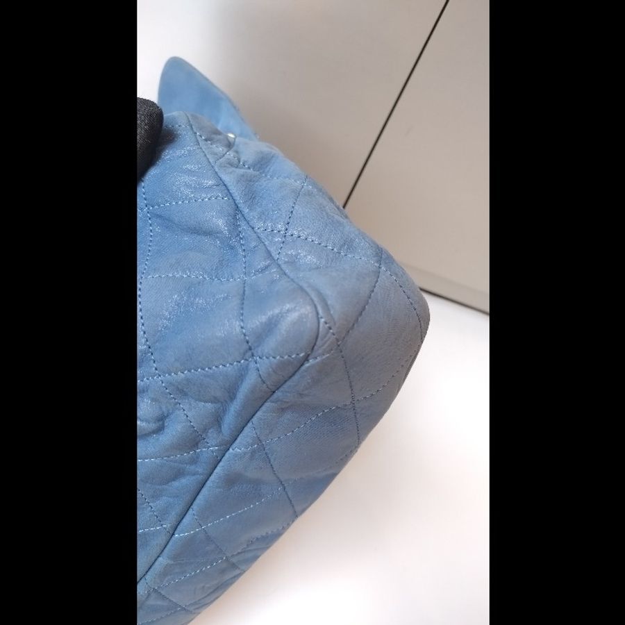 Chanel 金鍊藍色幻彩皮革肩側口蓋包-18