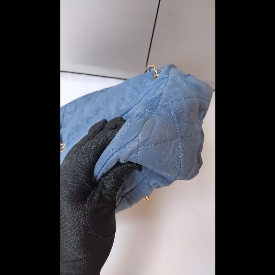 Chanel 金鍊藍色幻彩皮革肩側口蓋包-19