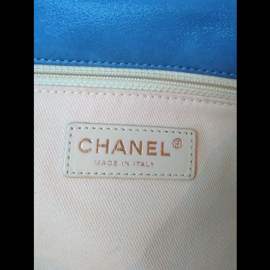 Chanel 金鍊藍色幻彩皮革肩側口蓋包-21