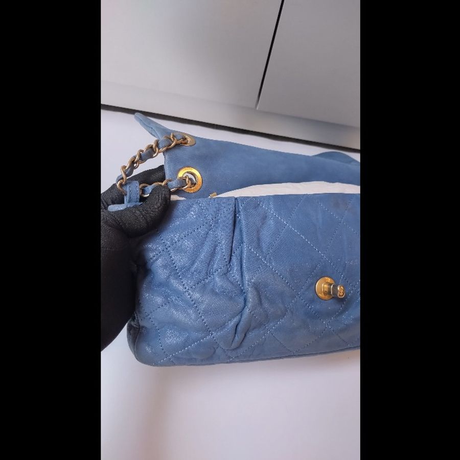 Chanel 金鍊藍色幻彩皮革肩側口蓋包-30