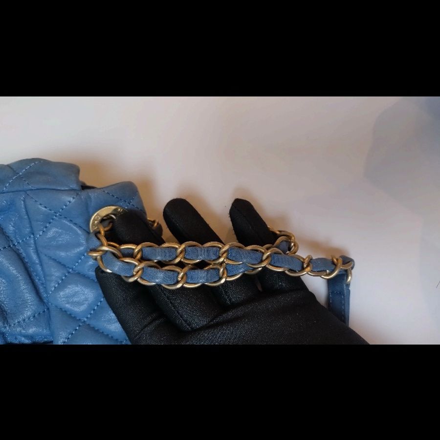 Chanel 金鍊藍色幻彩皮革肩側口蓋包-37