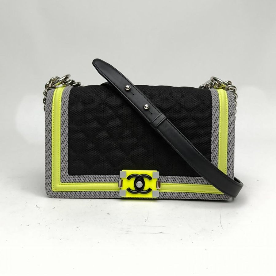 CHANEL Leboy中號25黑色帆布22開黑扣肩背包-0
