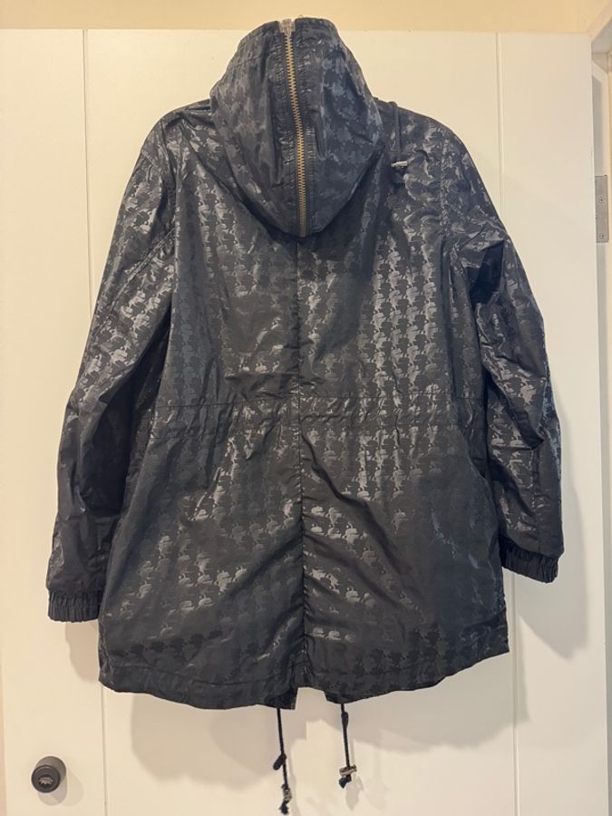 【Karl Lagerfeld】黑色經典老佛爺剪影滿版防風防雨連帽外-13