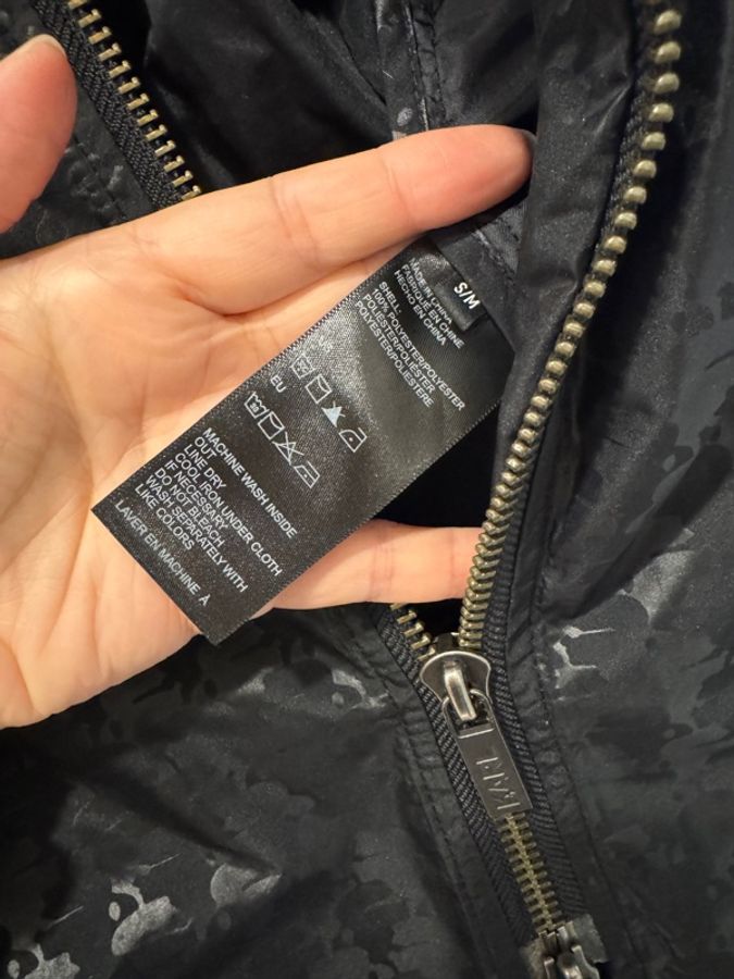 【Karl Lagerfeld】黑色經典老佛爺剪影滿版防風防雨連帽外-16
