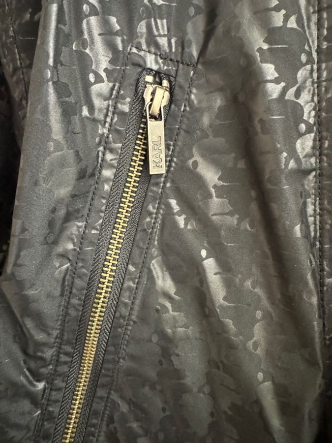 【Karl Lagerfeld】黑色經典老佛爺剪影滿版防風防雨連帽外-18