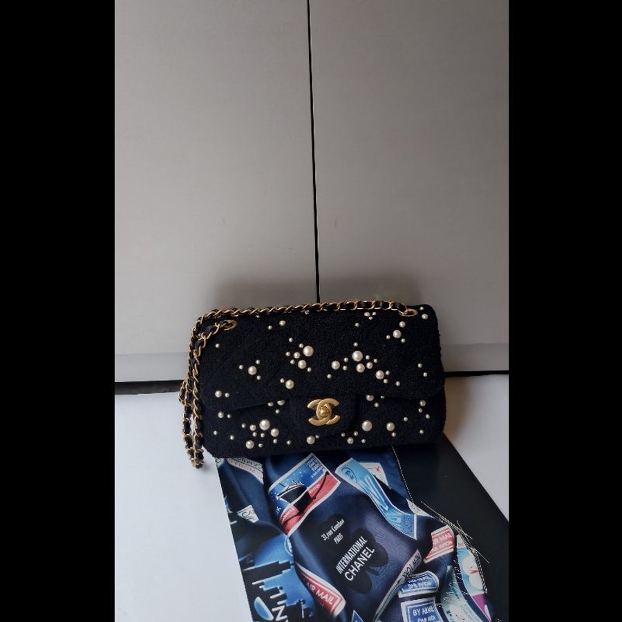 Chanel 秀款金鍊黑色毛呢珠珠口蓋包-0