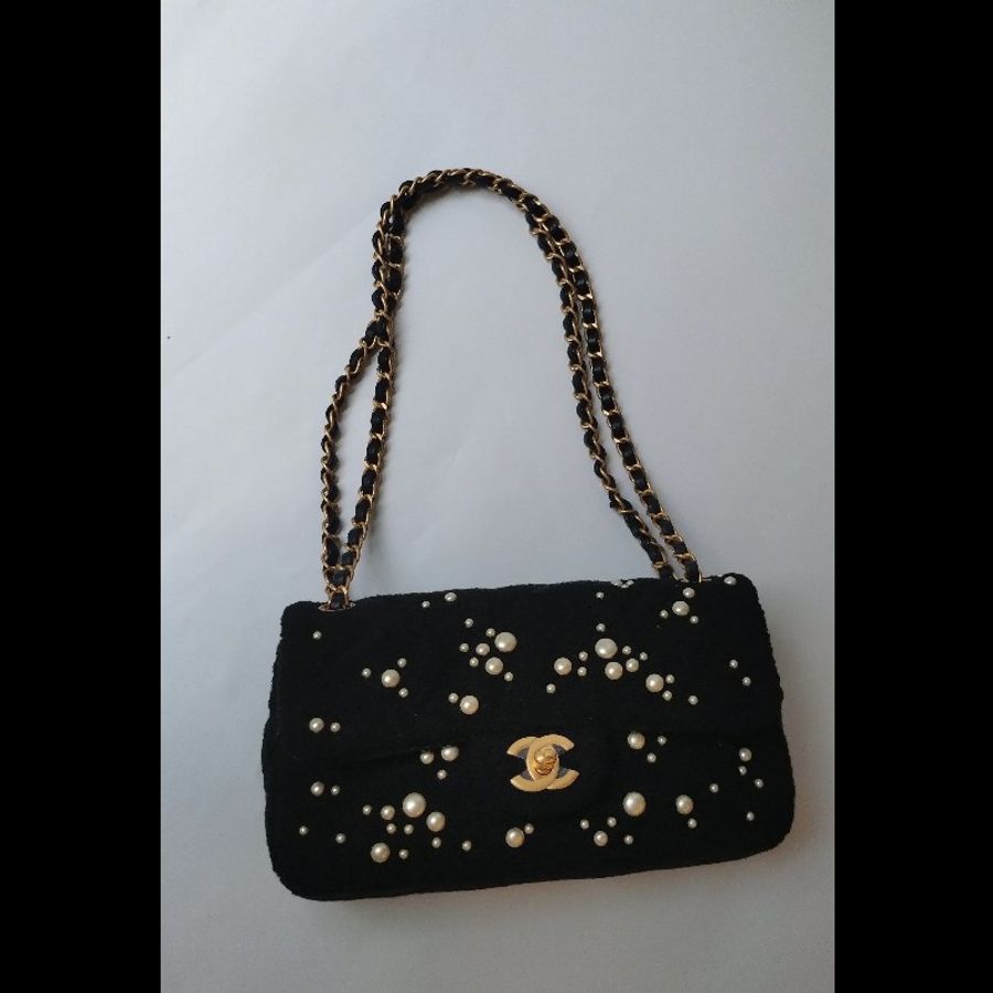 Chanel 秀款金鍊黑色毛呢珠珠口蓋包-1