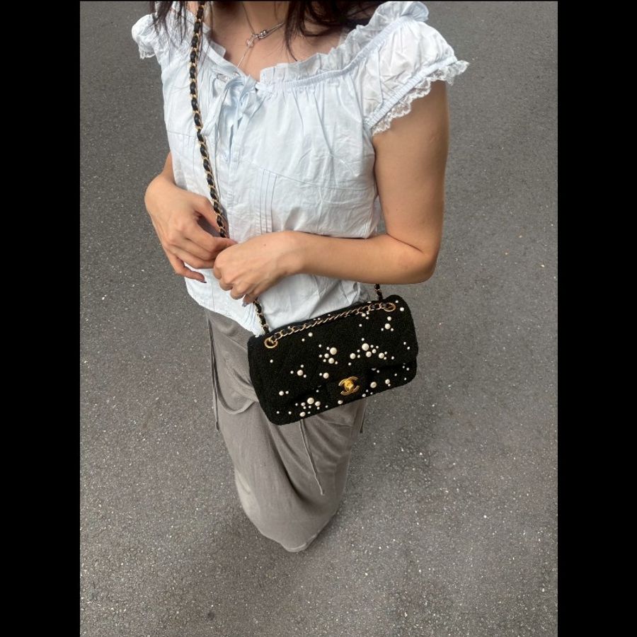 Chanel 秀款金鍊黑色毛呢珠珠口蓋包-2