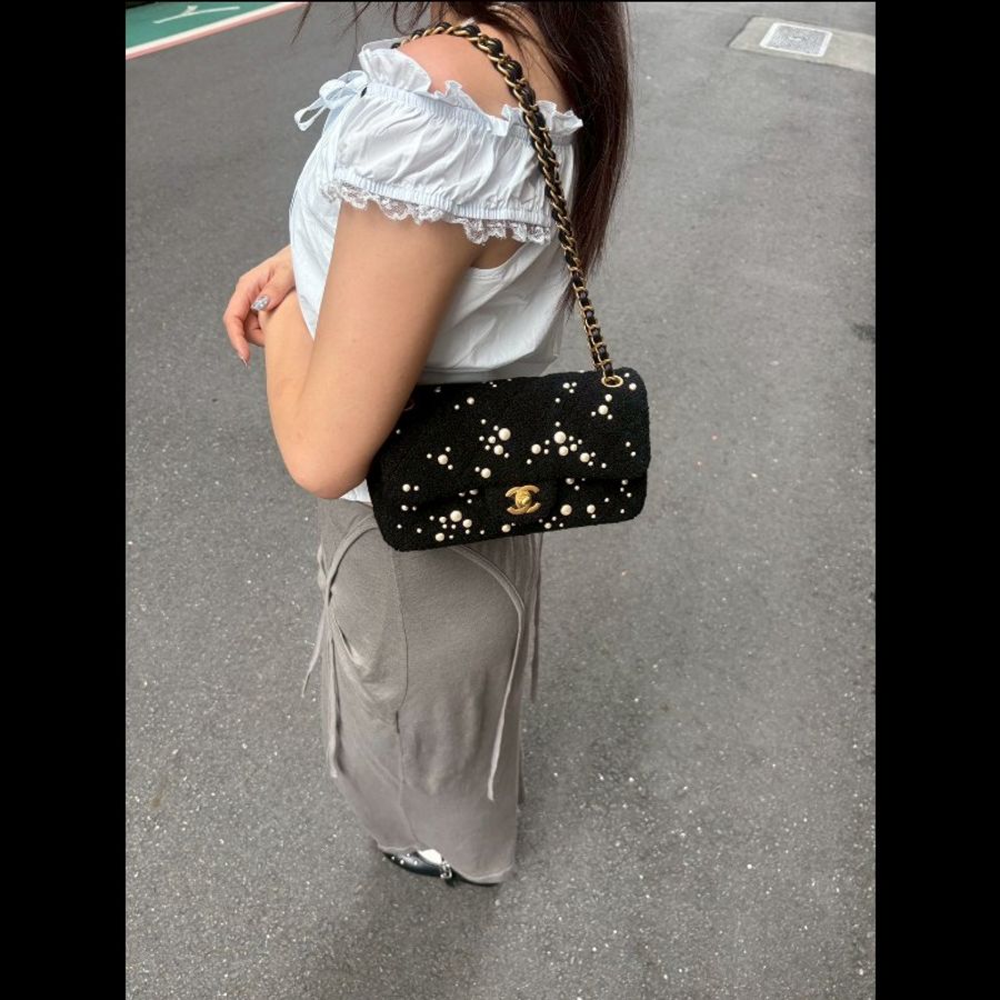 Chanel 秀款金鍊黑色毛呢珠珠口蓋包-3