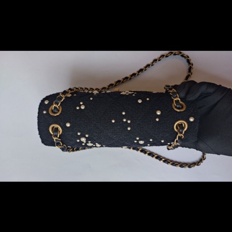 Chanel 秀款金鍊黑色毛呢珠珠口蓋包-5