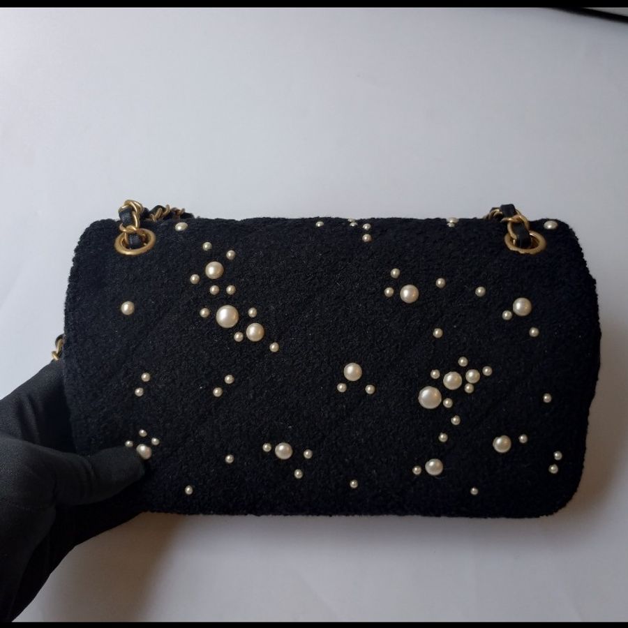 Chanel 秀款金鍊黑色毛呢珠珠口蓋包-6