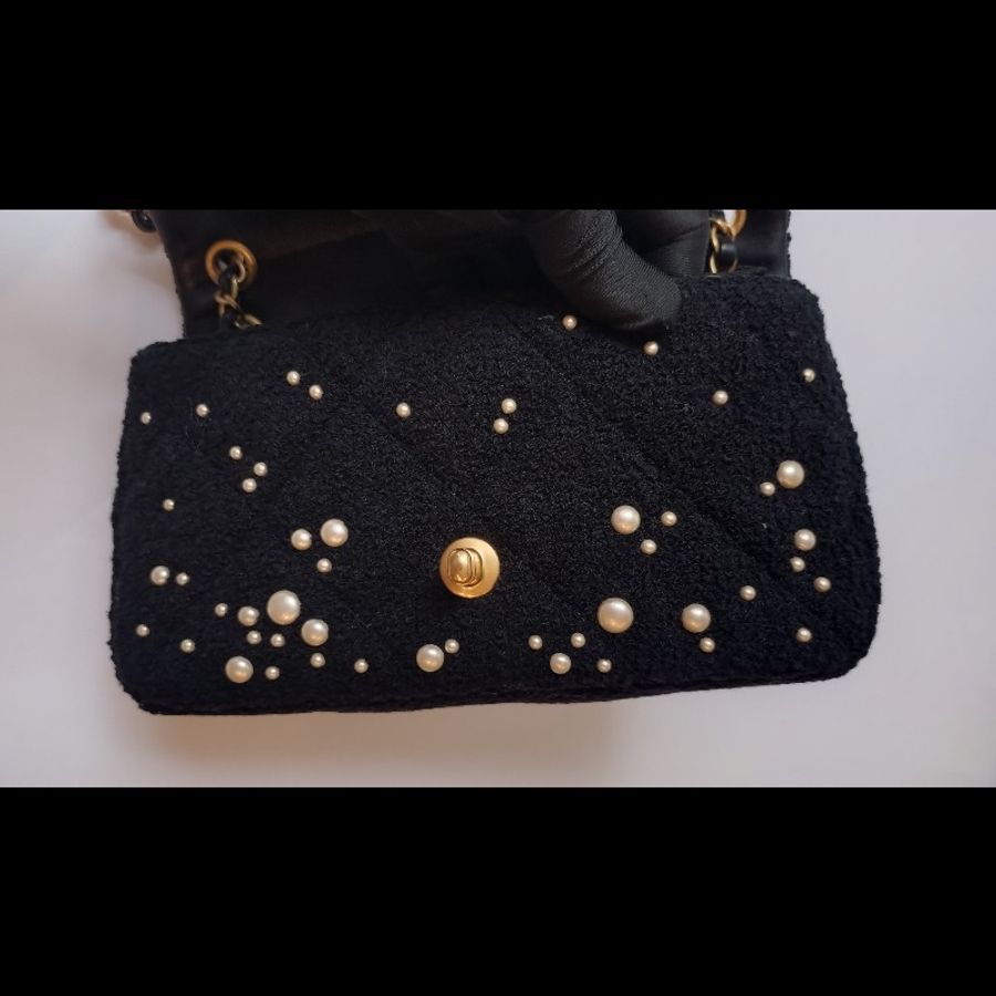 Chanel 秀款金鍊黑色毛呢珠珠口蓋包-10