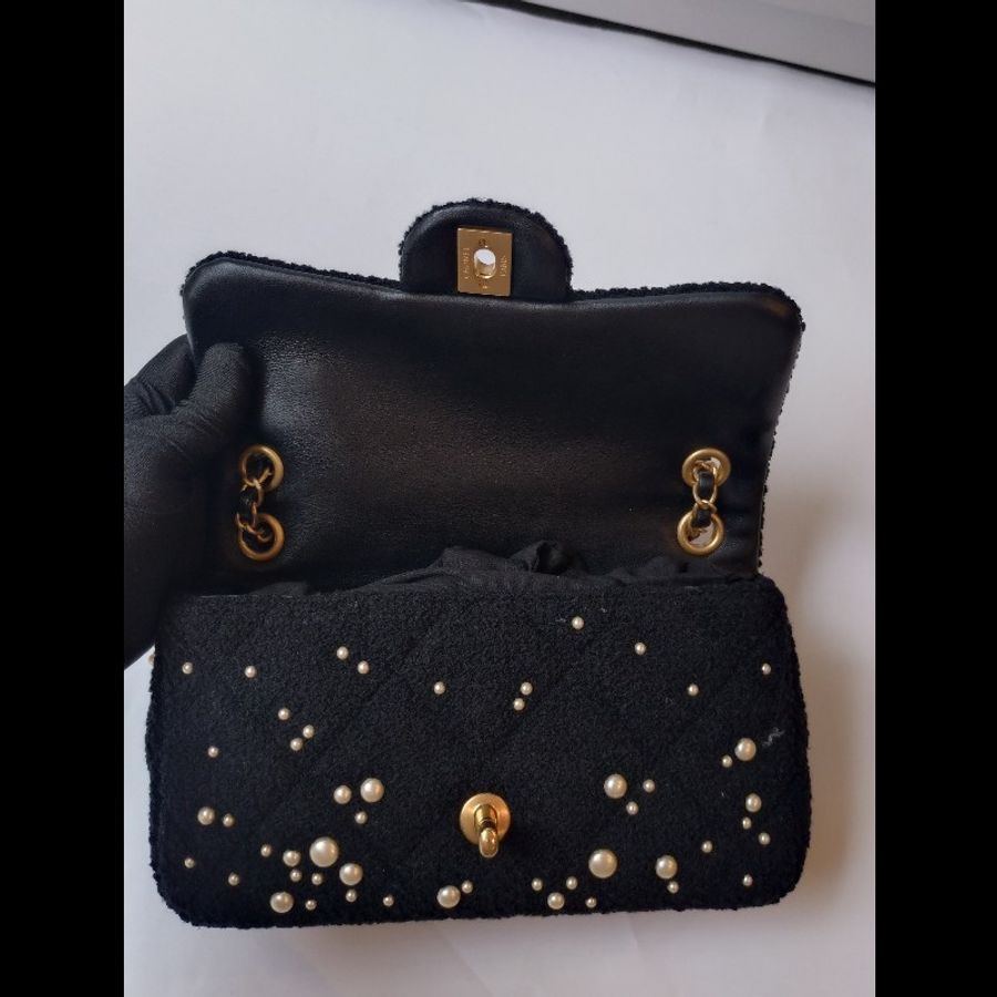 Chanel 秀款金鍊黑色毛呢珠珠口蓋包-11