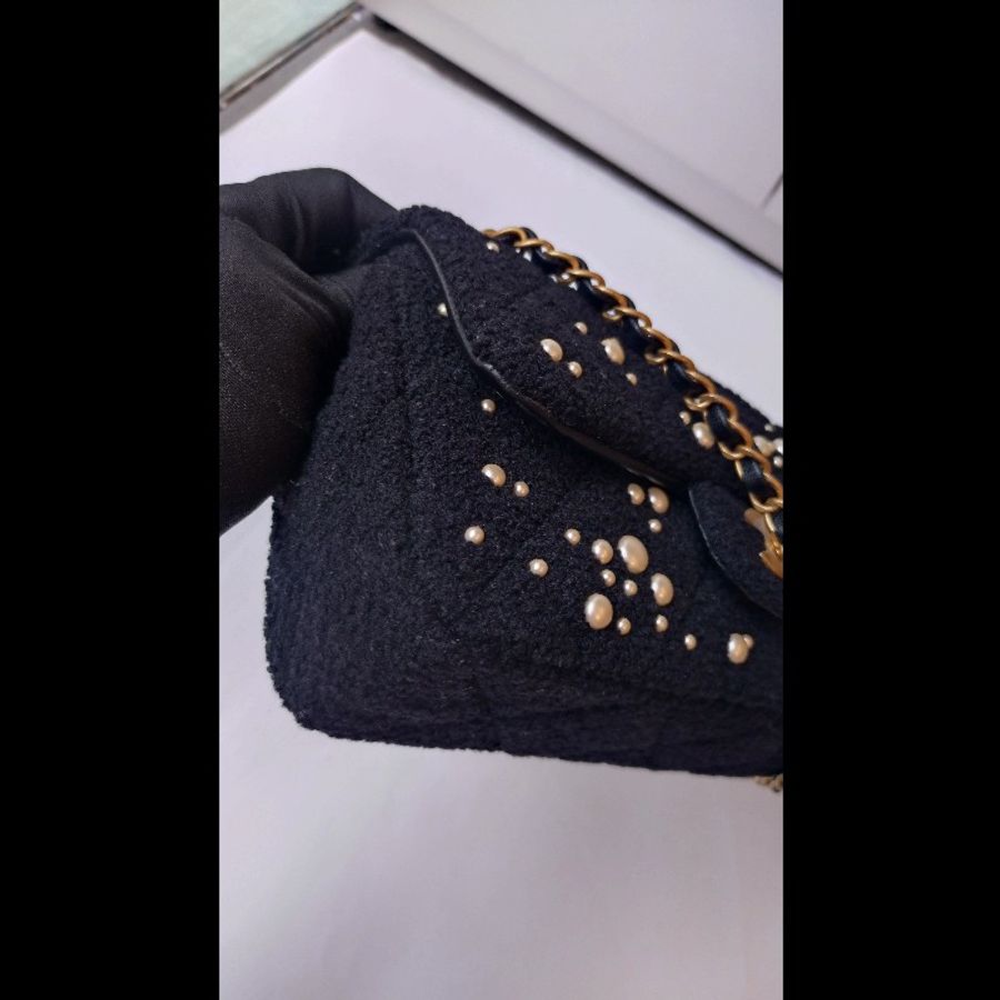 Chanel 秀款金鍊黑色毛呢珠珠口蓋包-15