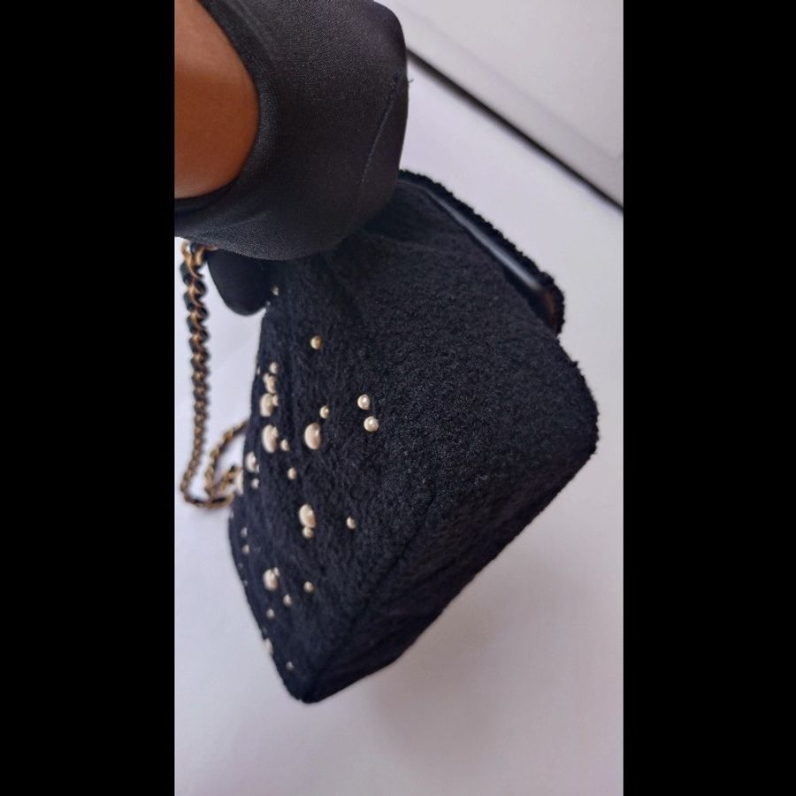 Chanel 秀款金鍊黑色毛呢珠珠口蓋包-16