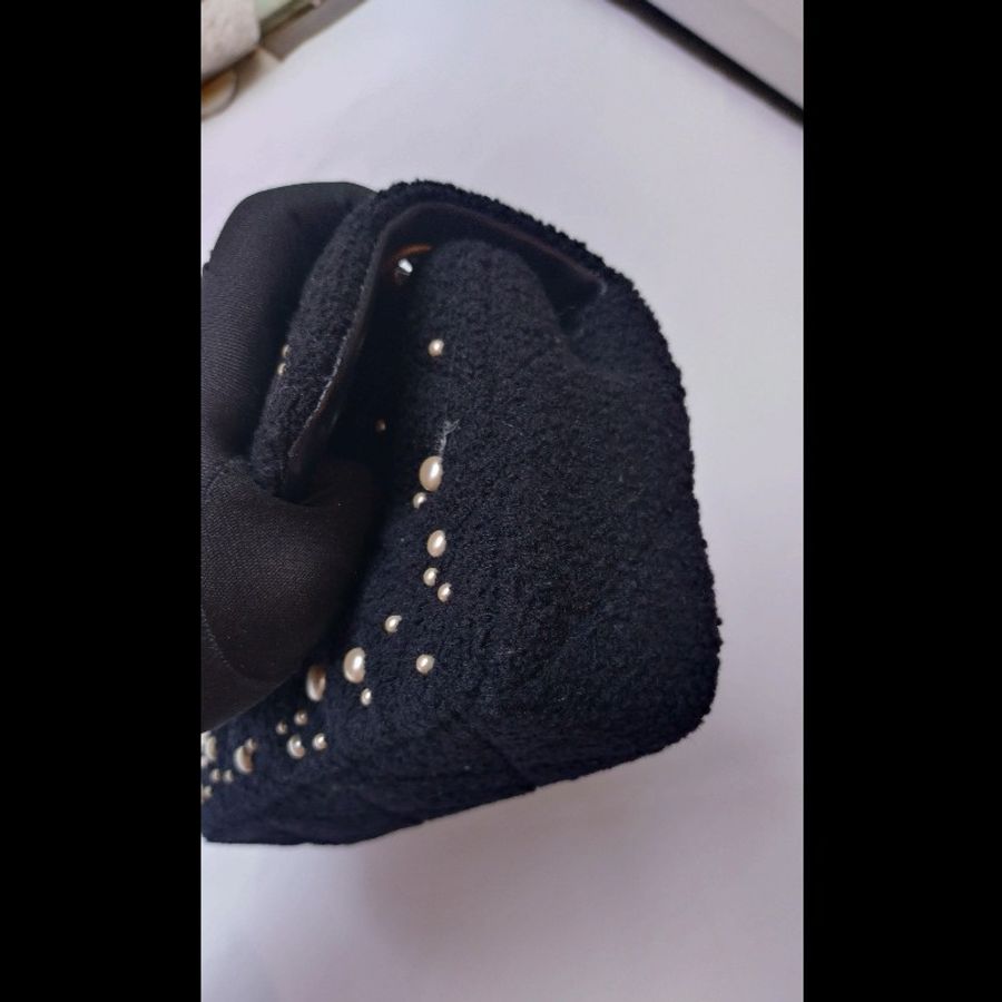 Chanel 秀款金鍊黑色毛呢珠珠口蓋包-18