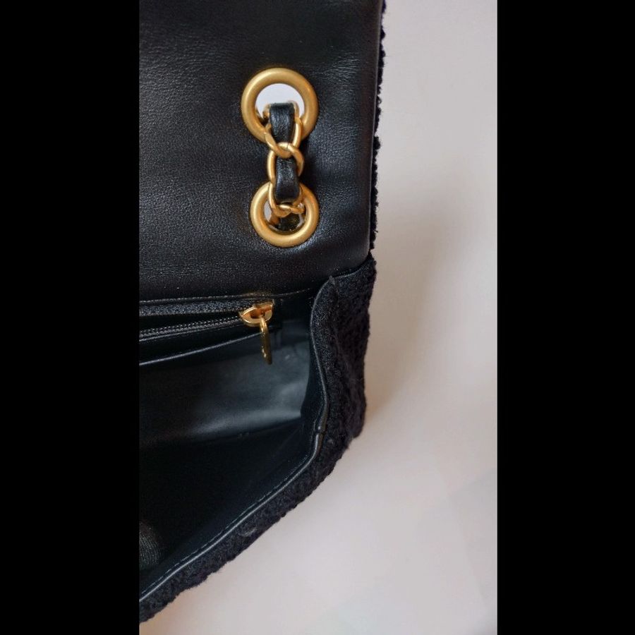 Chanel 秀款金鍊黑色毛呢珠珠口蓋包-23