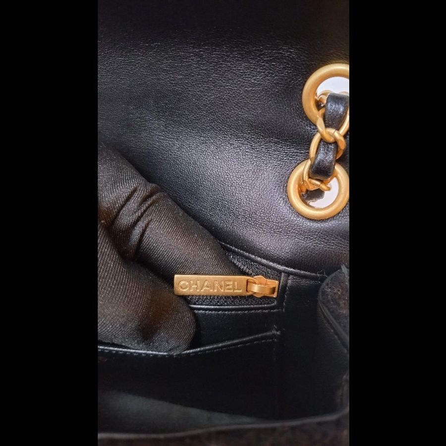 Chanel 秀款金鍊黑色毛呢珠珠口蓋包-24