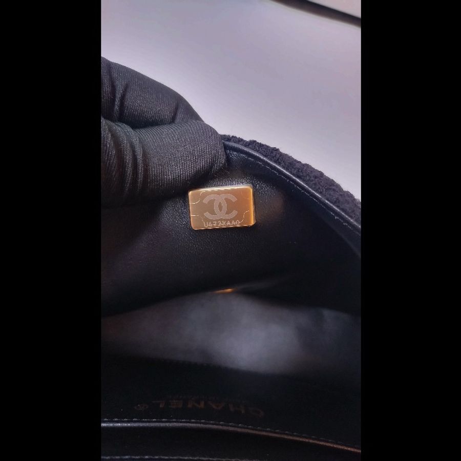 Chanel 秀款金鍊黑色毛呢珠珠口蓋包-25