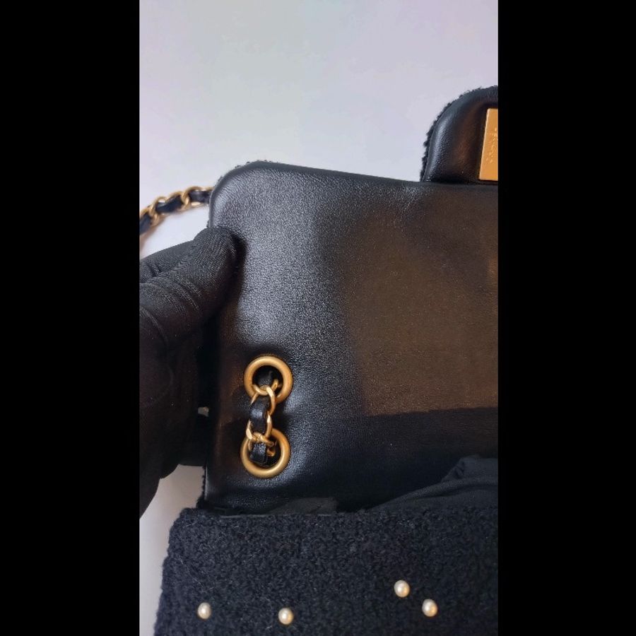 Chanel 秀款金鍊黑色毛呢珠珠口蓋包-26