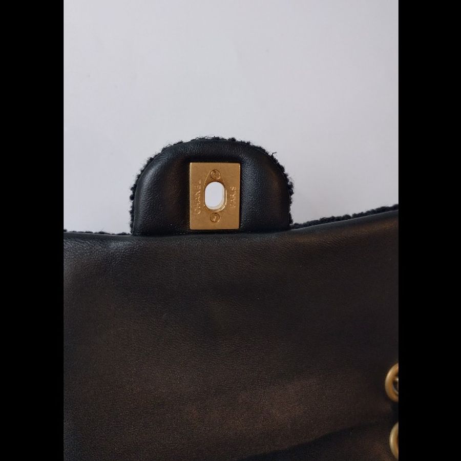 Chanel 秀款金鍊黑色毛呢珠珠口蓋包-27