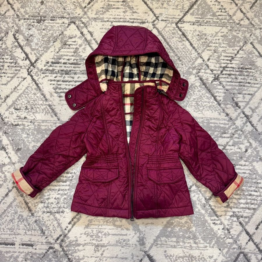 Burberry 童裝 經典絎縫連帽羽絨外套(典雅葡萄紫)-0