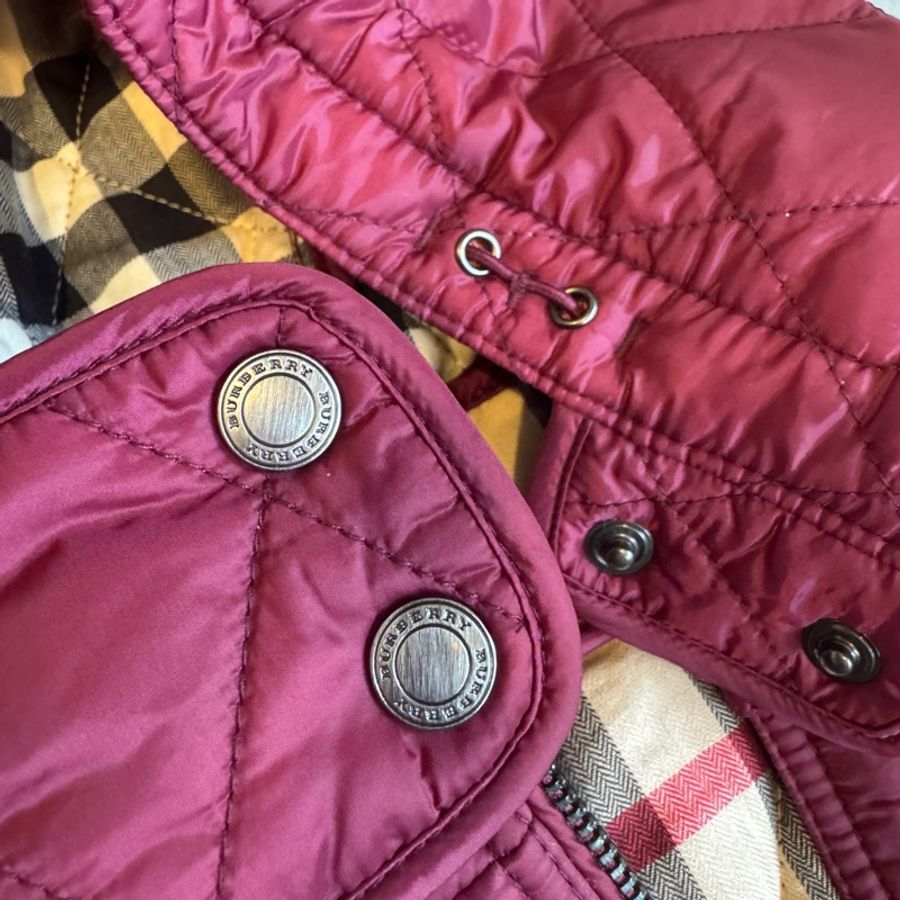 Burberry 童裝 經典絎縫連帽羽絨外套(典雅葡萄紫)-3