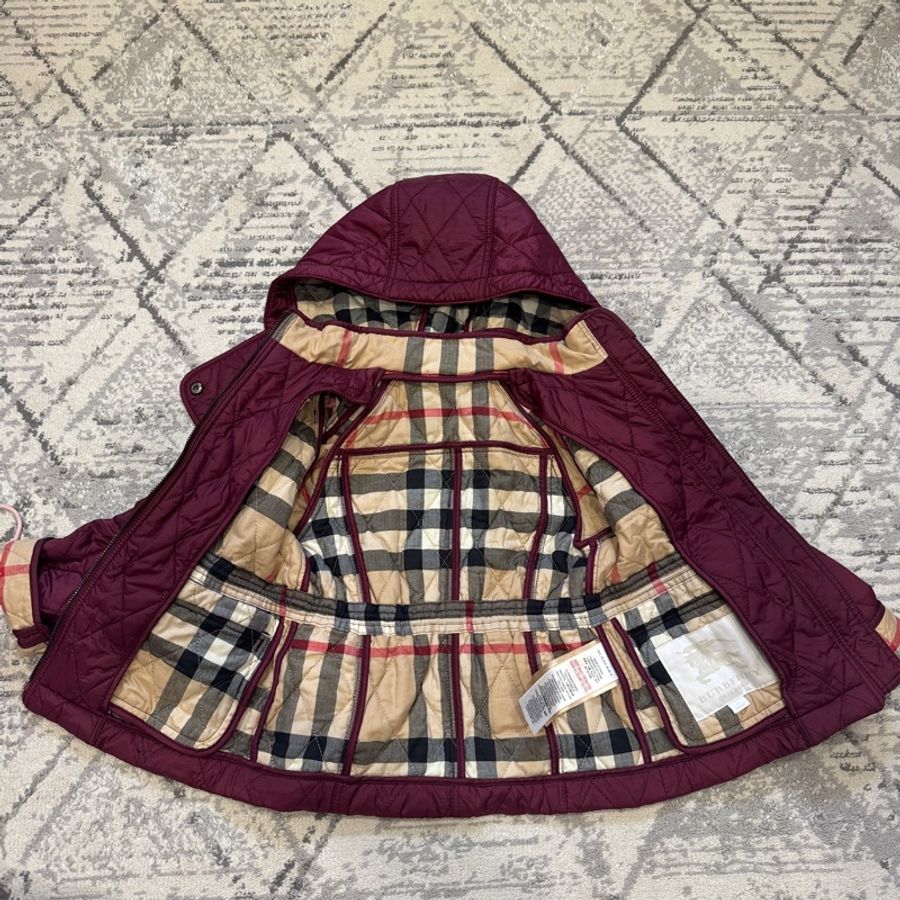 Burberry 童裝 經典絎縫連帽羽絨外套(典雅葡萄紫)-10