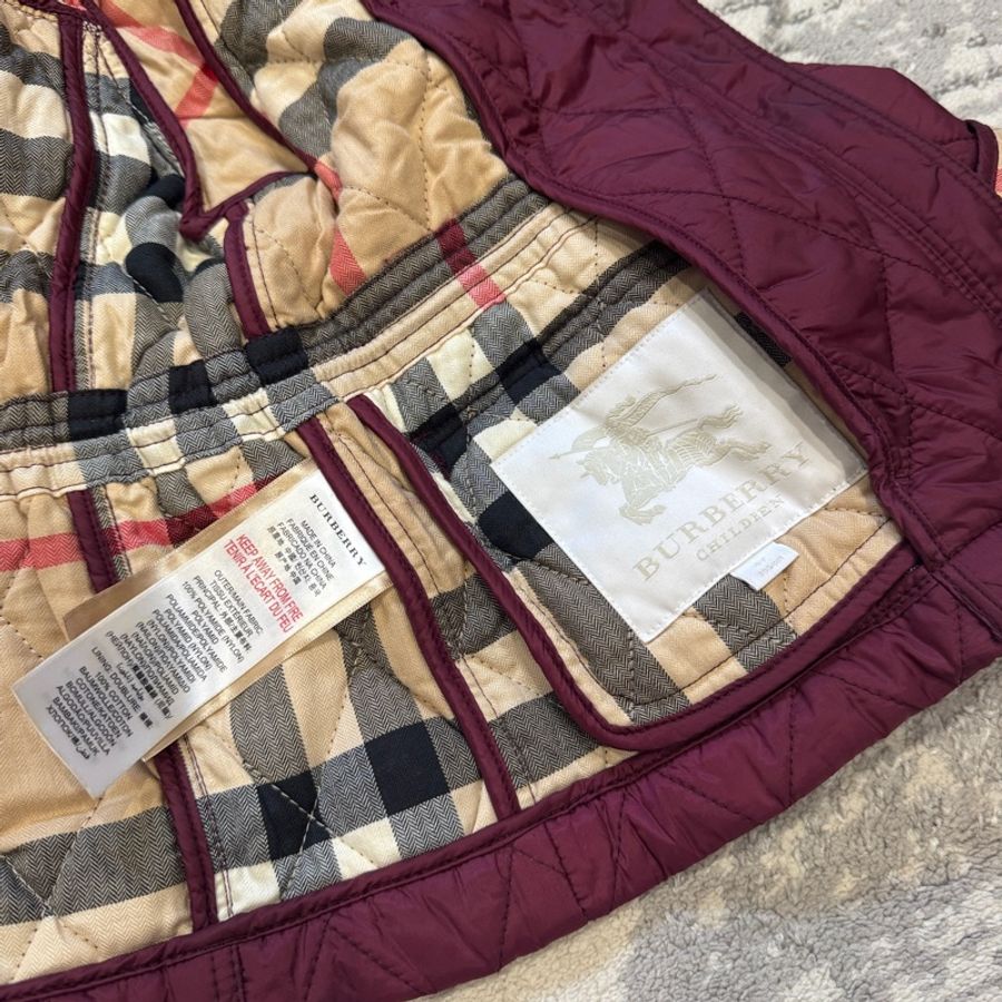 Burberry 童裝 經典絎縫連帽羽絨外套(典雅葡萄紫)-13